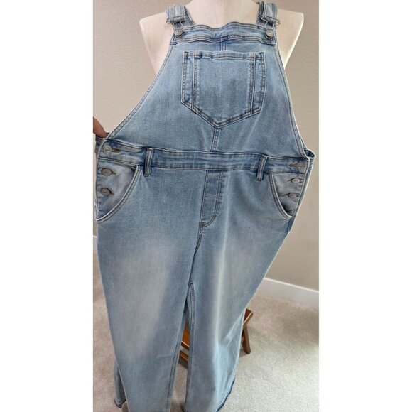 Vintage Style Light Wash Denim Overalls With Button Details & Front Pocket - Picture 1 of 11